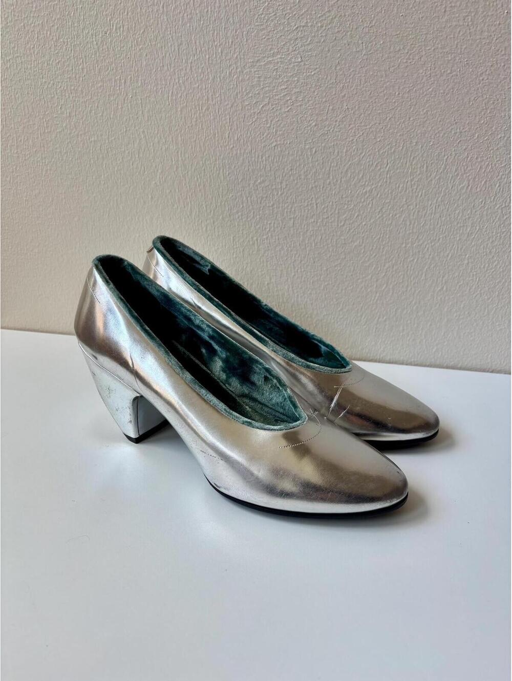 Marc Jacobs Silver Velvet Lined Pumps